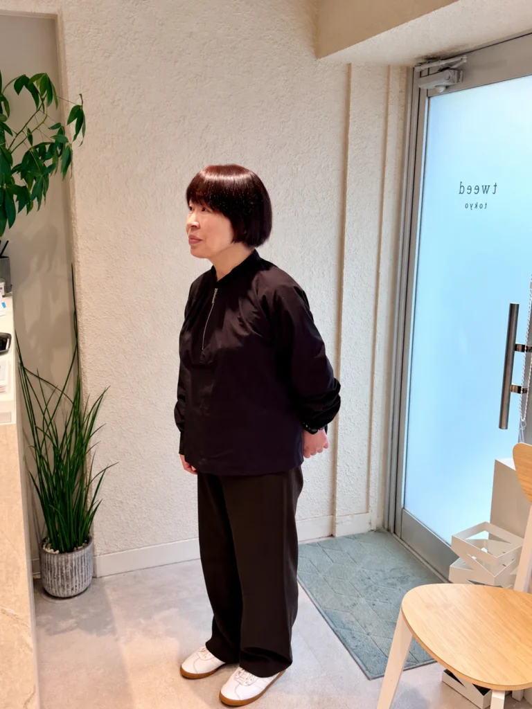 サロンに立つO.Kさま（60代）